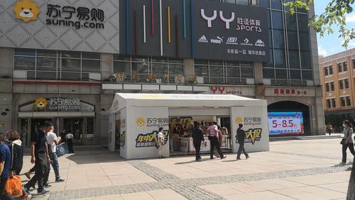 中央大街上,多家大店铺在门前摆摊促销,品牌服饰变成 地摊货